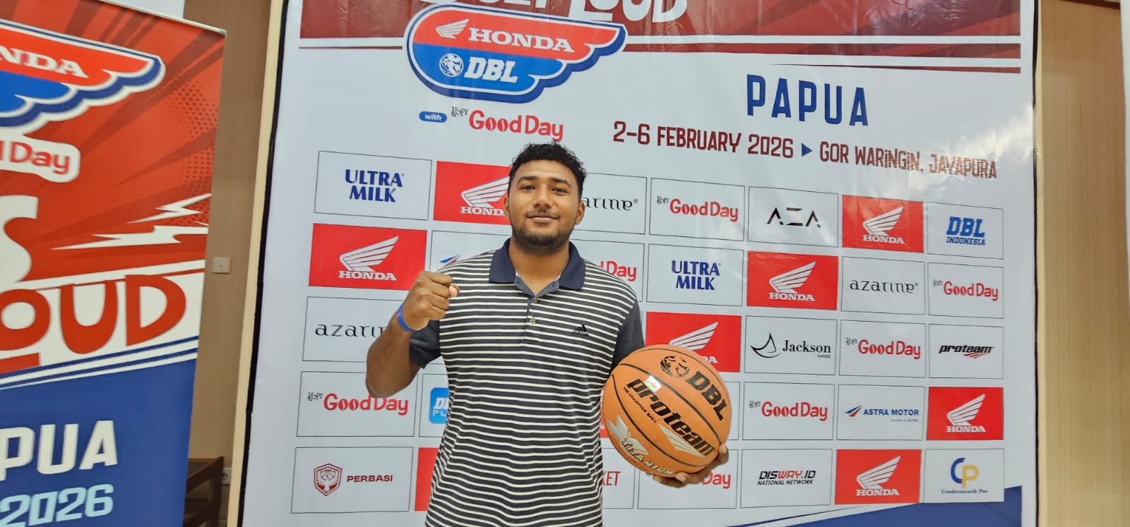 Pelatih Basket Putri SMA Asisi Sentani, Chrisbev Manasye. (CEPOSONLINE.COM/HANS PALEN).