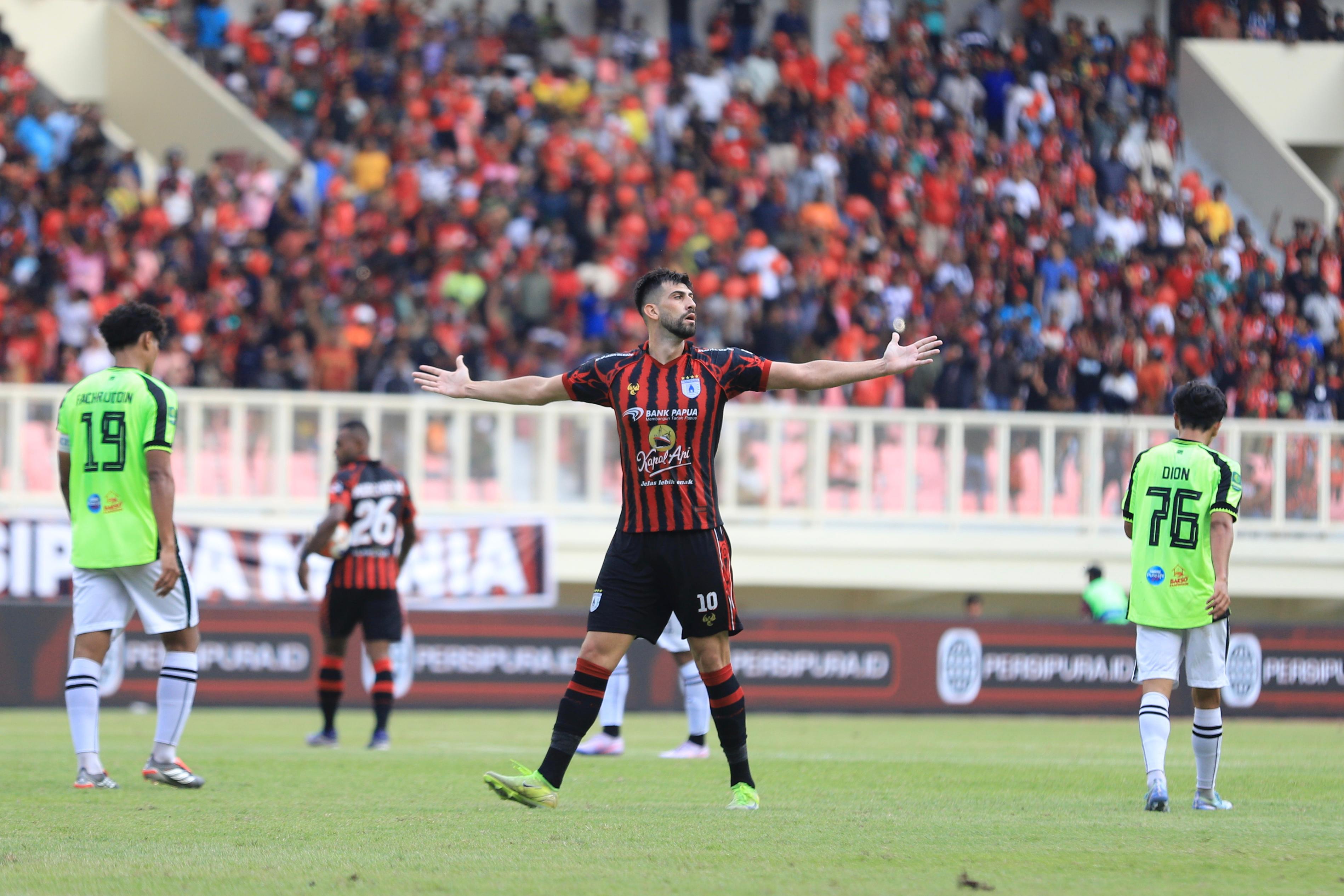 Striker Persipura Matheus da Silva saat bertanding kontra PSS Sleman Sabtu (24/1/2026) (CEPOSONLINE.COM/Erianto).