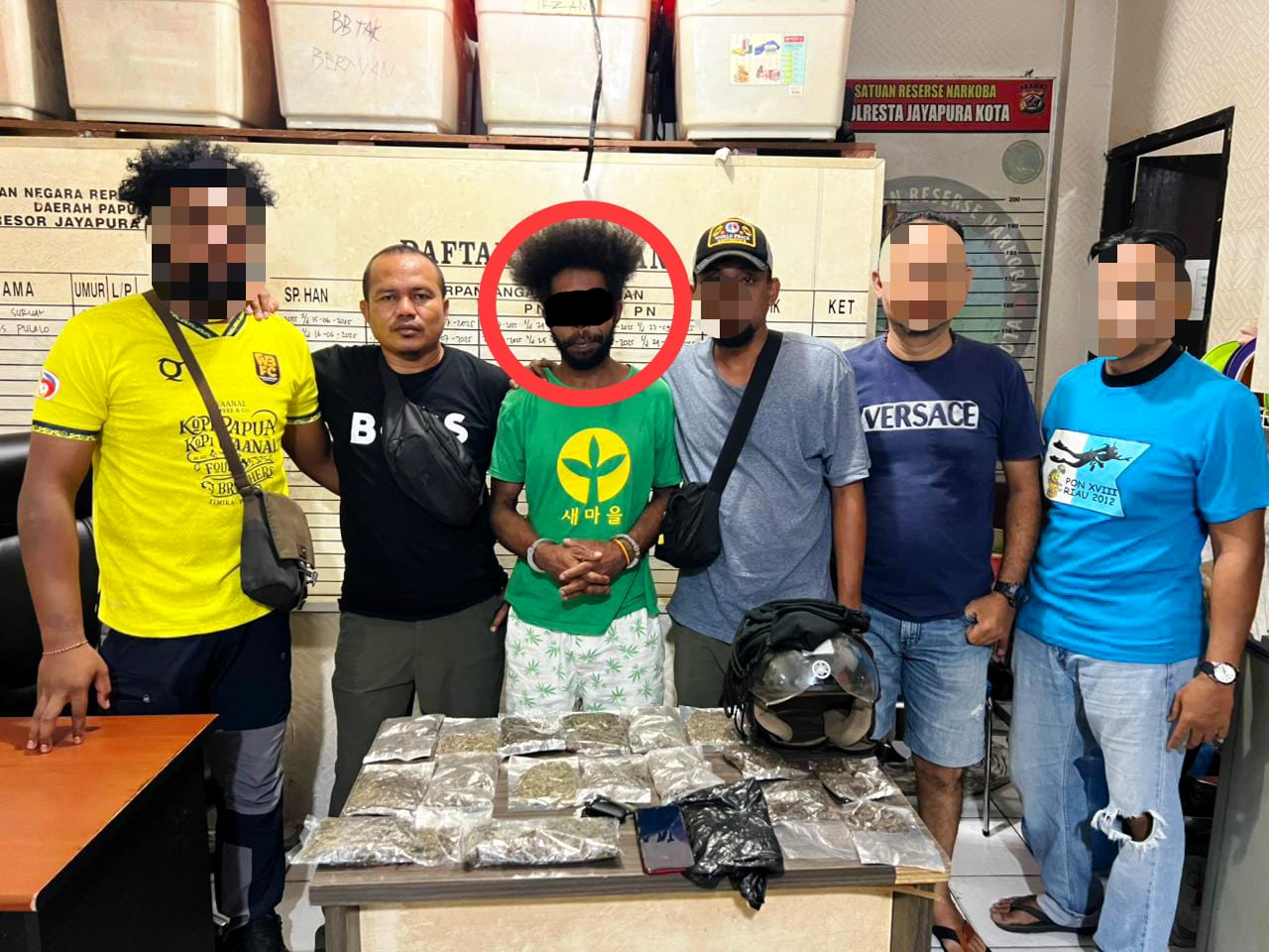 Pelaku AW alias Ara (41) saat diamankan oleh Tim Opsnal Satuan Reserse Narkoba Polresta Jayapura. (CEPOSONLINE.COM/HUMAS POLRESTA JAYAPURA).