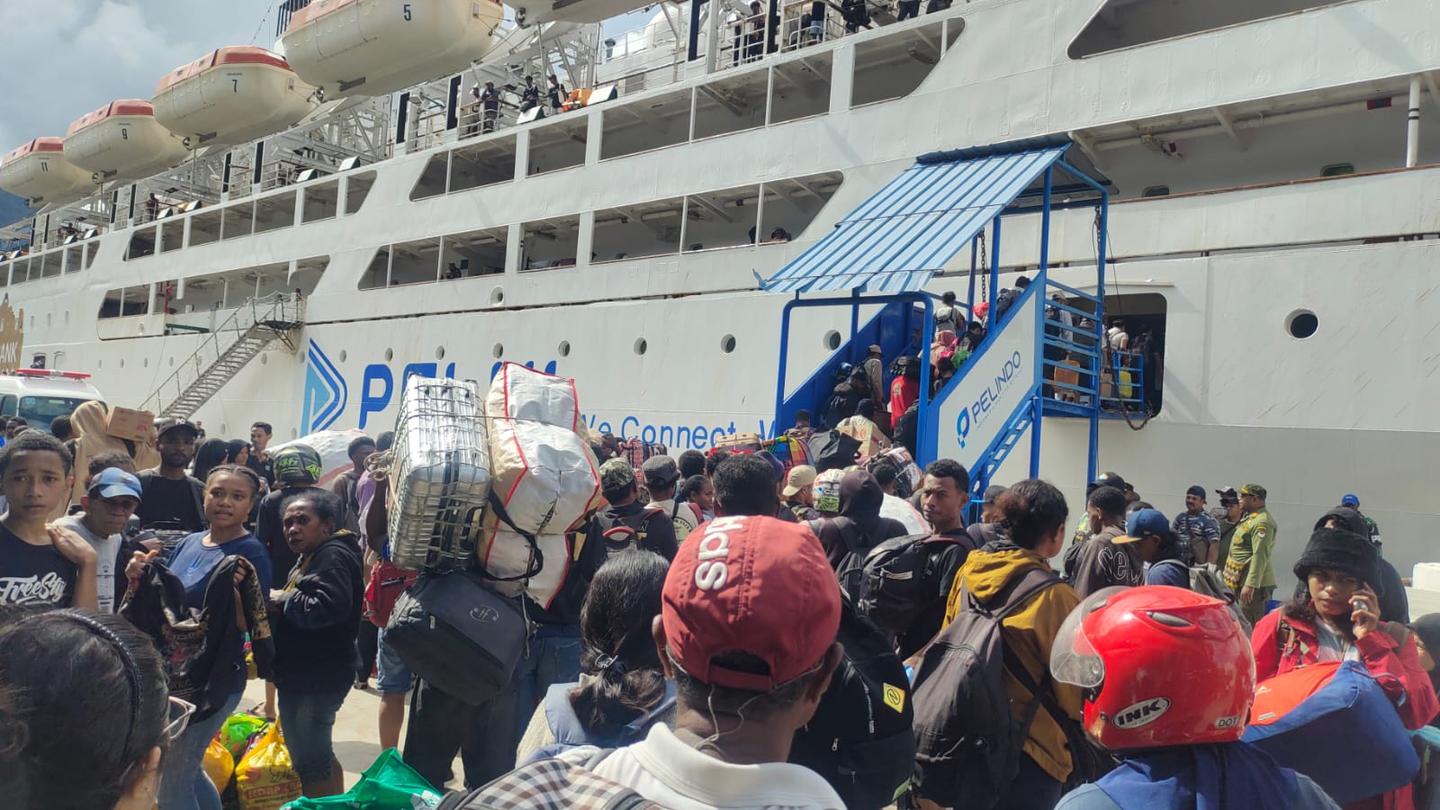 Aktifitas penumpang  di pelabuhan laut Jayapura. BPHIT Papua mencatat selama tahun 2025 upaya penyelundupan hewan, ikan dan tumbuhan paling banyak terjadi di pelabuhan Jayapura. (DOK/CEPOSONLINE)