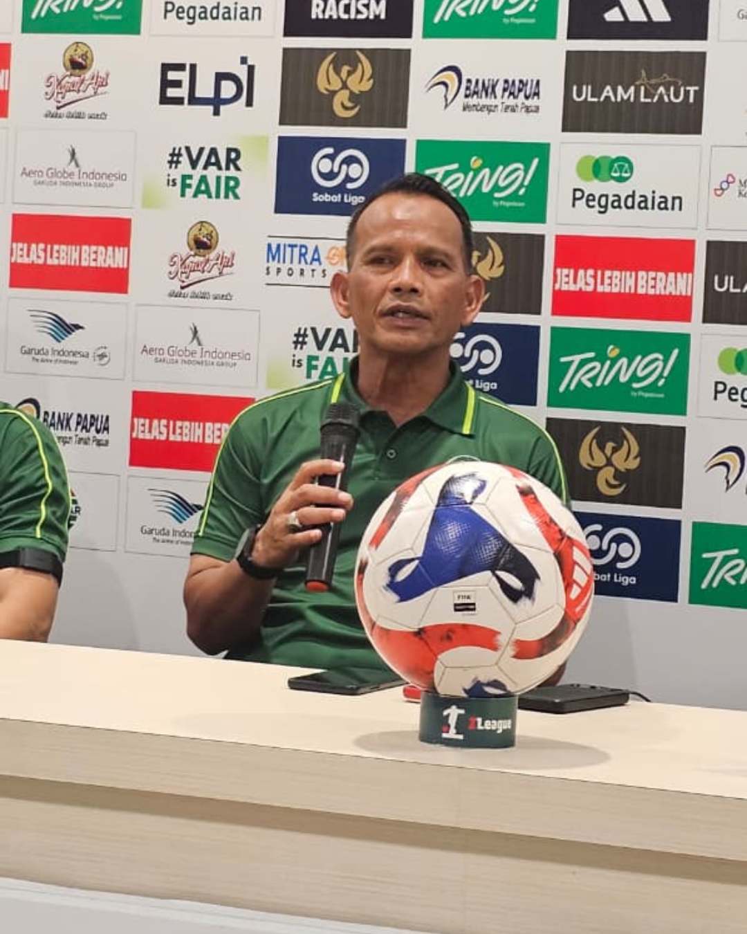 Pelatih Barito Putra, Ansyari Lubis. (CEPOSONLINE.COM/HANS PALEN)