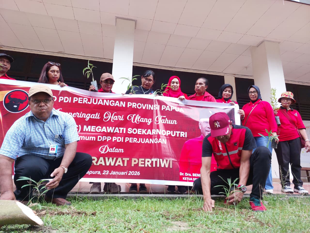 Pengurus DPD PDI Papua, Cabang Kota Jayapura dan Simpatisan tanam pohon di Universitas OG, Jumat (23/1/2026). (Ceposonline.com/Karel)