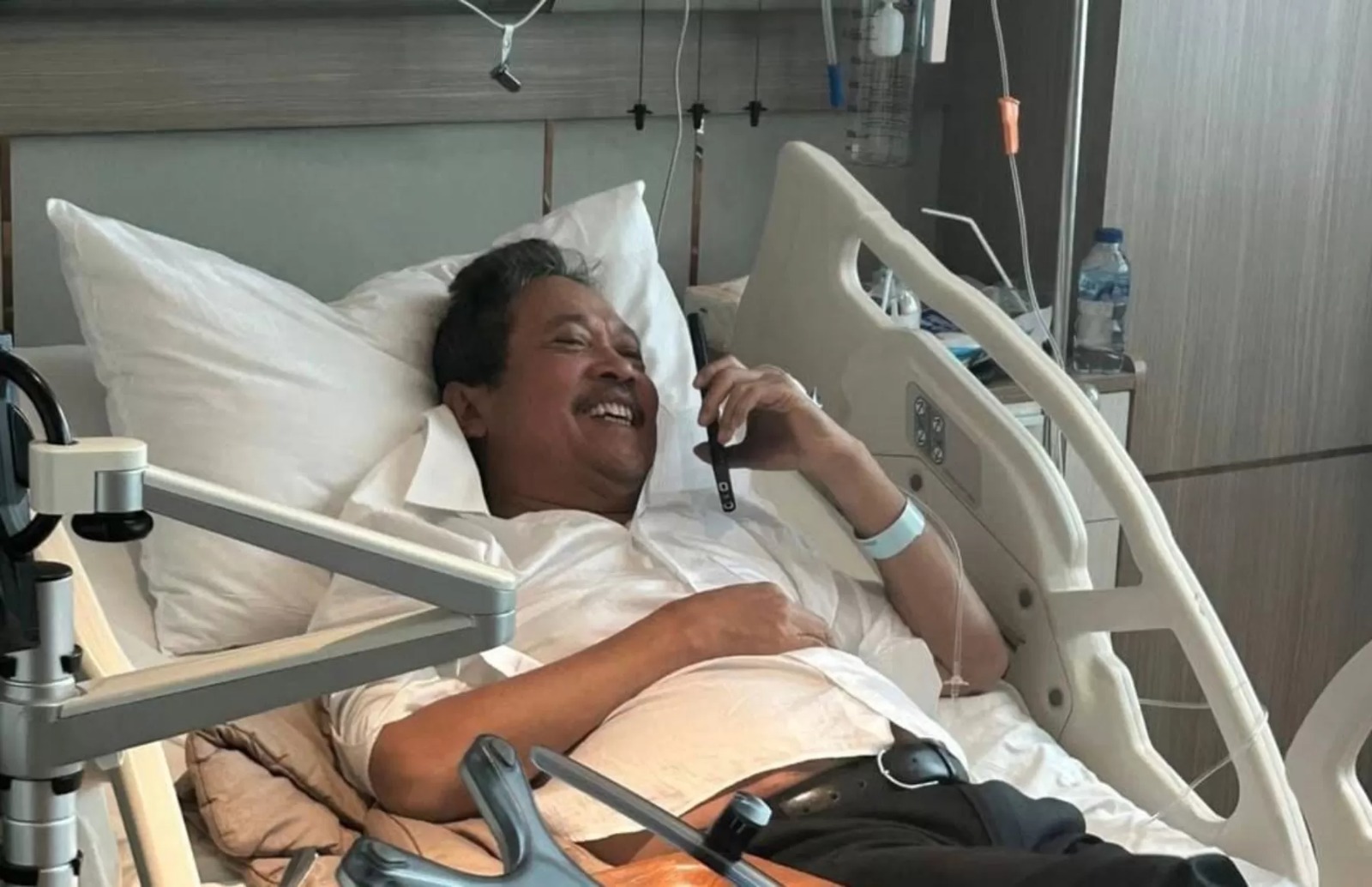 Menteri KKP Sakti Wahyu Trenggono saat ditelepon Presiden Prabowo Subianto, Minggu (25/1). (Instagram @swtrenggono)