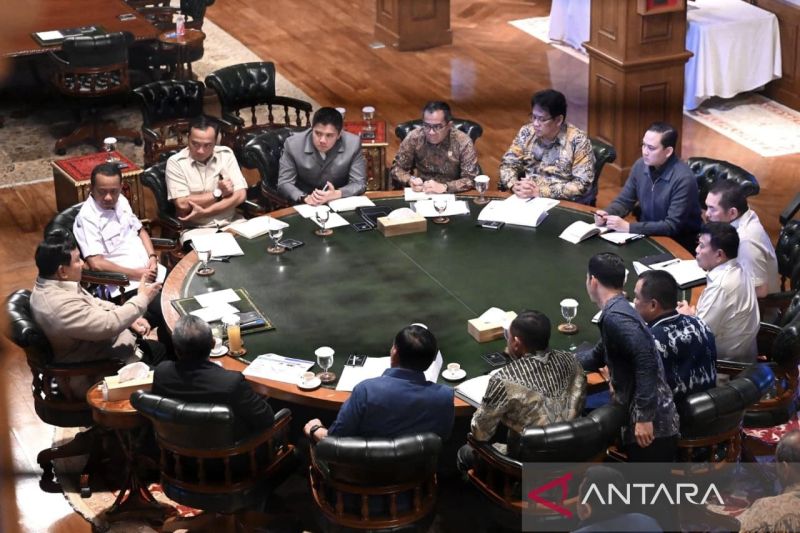 Presiden Prabowo Subianto (kiri) memimpin rapat terbatas (ratas) di kediaman pribadinya di Hambalang, Kabupaten Bogor, Jawa Barat, Minggu (25/1/2026), bersama beberapa menteri dan pejabat negara.