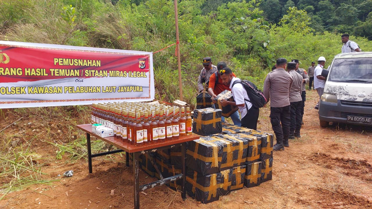 Sejumlah miras sitaan yang dimusnahkan Polresta Jayapura Kota bersama Kejari, serta stakeholder lainnya di Kota Jayapura , Senin (26/1/2026) (CEPOSONLINE.COM/KAREL)