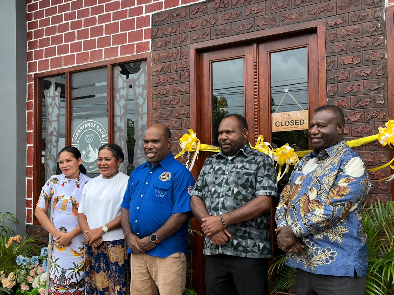 Kepala Dinas Koperasi dan UMKM Papua Tengah, Norberth Mote saat menghadiri acara peresmian Cafe Chartenz di Nabire. (CEPOSONLINE.COM/THERESIA F. TEKEGE)