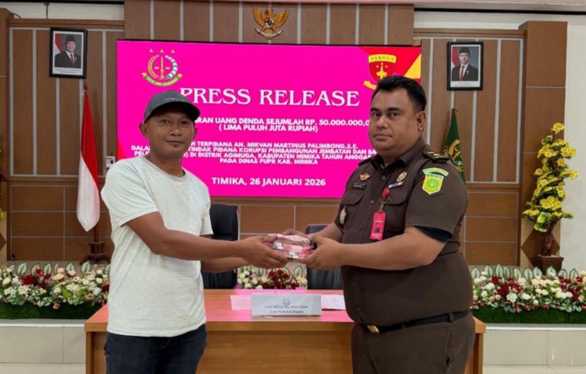 Keluarga Terpidana Kasus Tipikor, MMP Serahkan Uang Denda ke Kejari Mimika