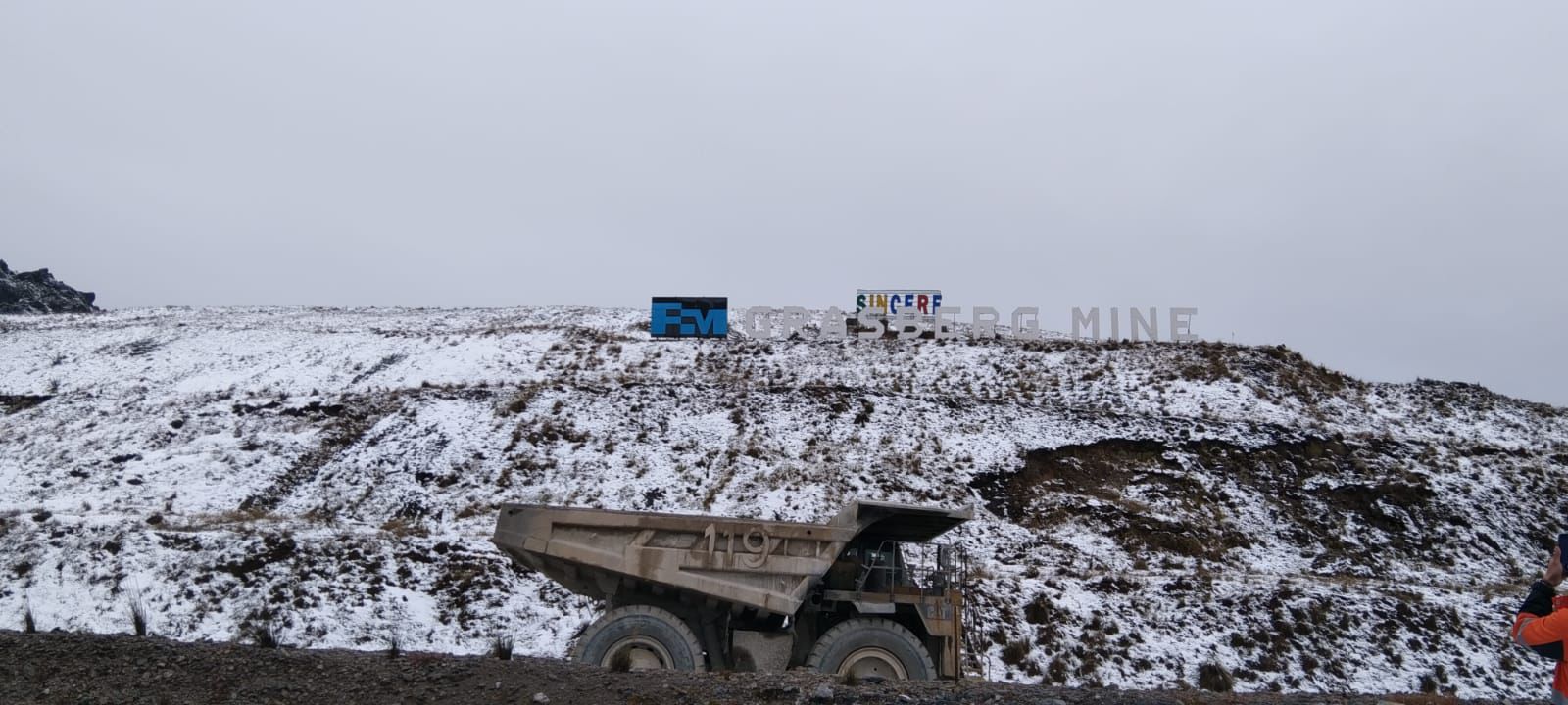 Fenomena turunnya hujan salju di Grasberg yang terletak di ketinggian 4285 MDPL, Senin (26/1/2026). (Foto: Istimewa).