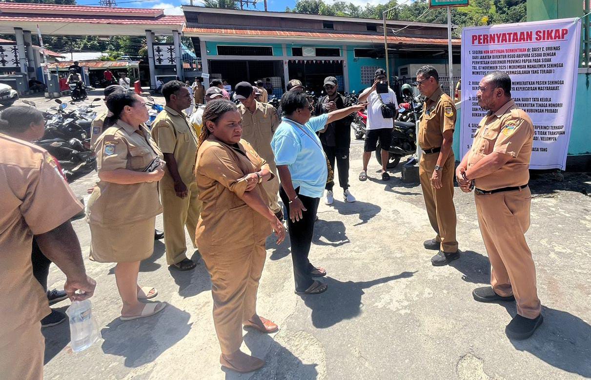 Puluhan Nakes dan ASN RSUD Abepura saat mengelar aksi demo di halaman rumah sakit, Selasa (27/1/2026).