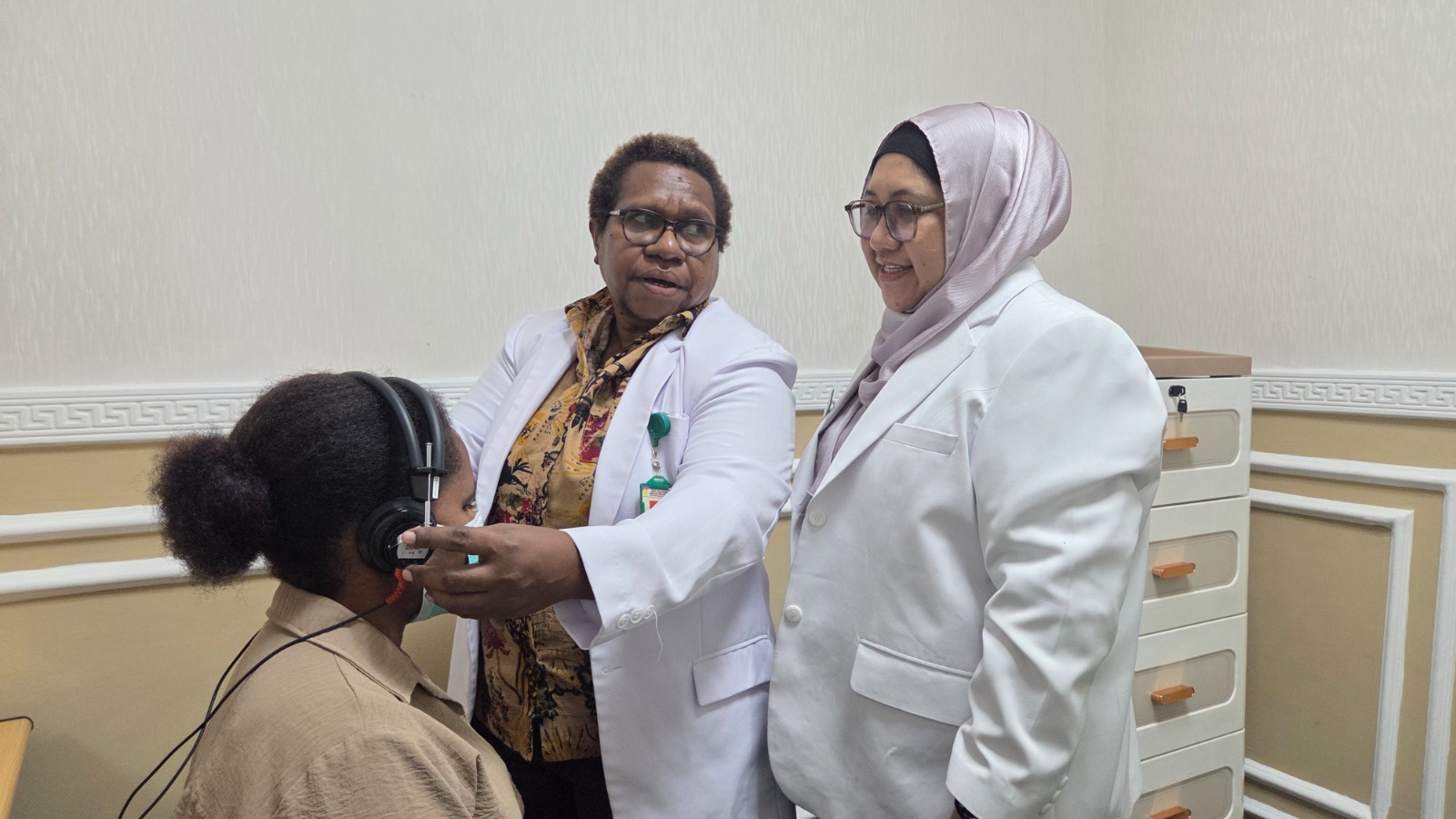Pemeriksaan audiometri di ruang Hearing Center, di RSUD Jayapura, Jumat (23/1/2026) (Ceposonline.com/Elfira)