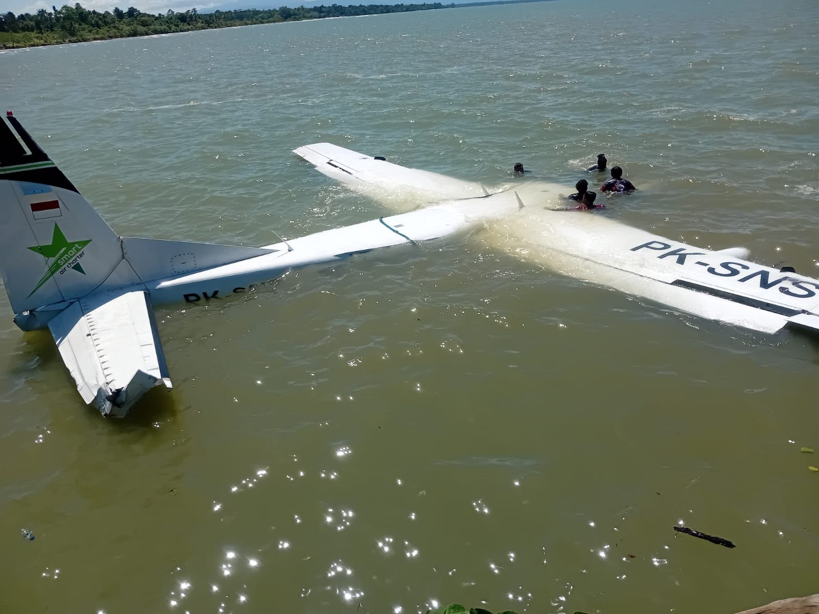 Kondisi pesawat jatuh di perairan laut Dekat Bandara Nabire. (CEPOSONLINE.COM/ISTIMEWA)