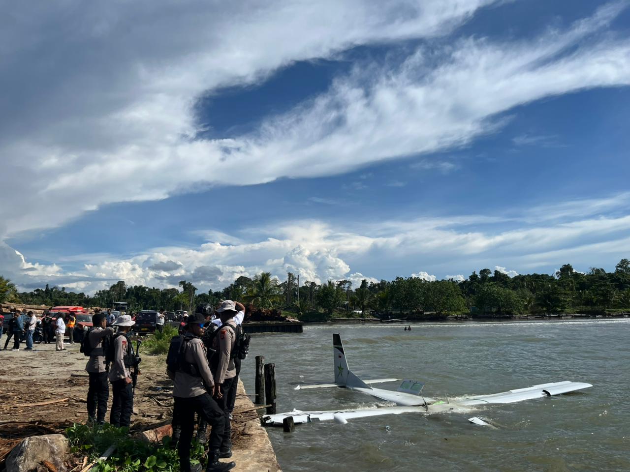 Aparat Gabungan dari Polres Nabire, Polda Papua Tengah, Brimob, serta unsur intelijen dan reskrim saat berjaga-jaga di sekitar lokasi pesawat. (CEPOSONLINE.COM/THERESIA F. TEKEGE)