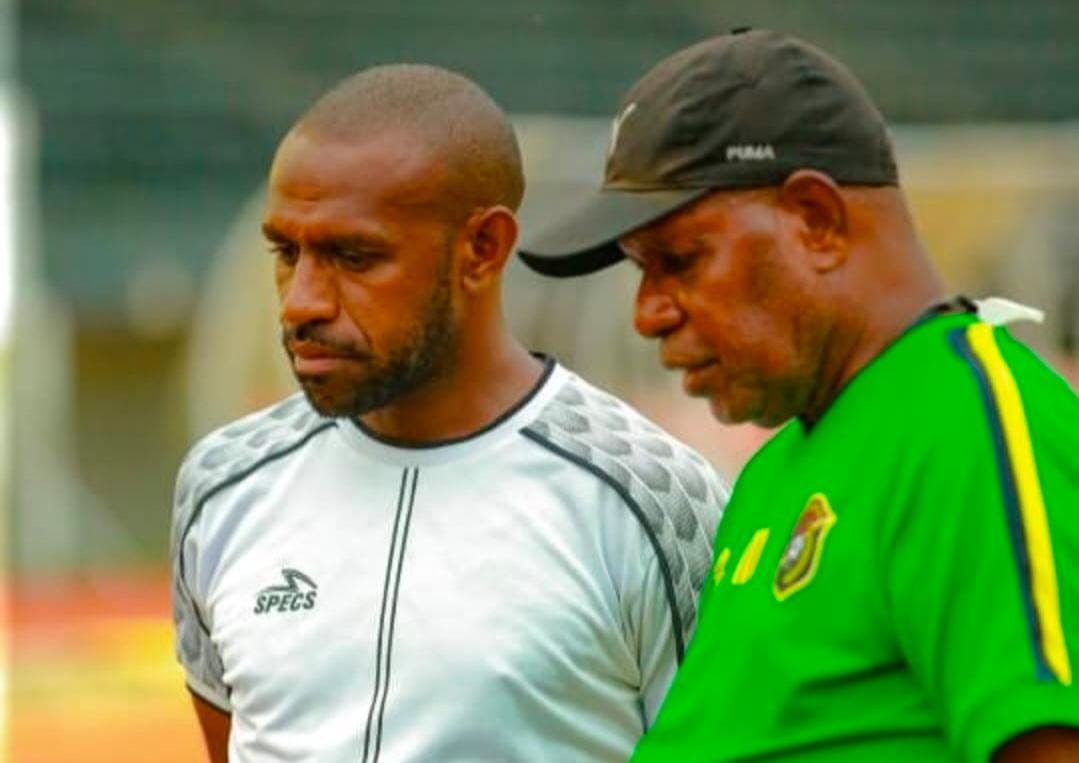 Boaz Solossa saat berbincang dengan legenda Persipura, Metu Dwaramury. (CEPOSONLINE.COM/DOKUMEN PRIBADI BOAZ SOLOSSA).
