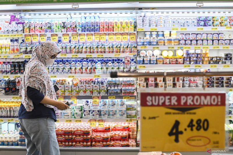 Calon konsumen memilih minuman kemasan di salah satu pusat perbelanjaan yang menjual produk makanan anak. (Ceposonline.com/Antara/Sulthony Hasanuddin)