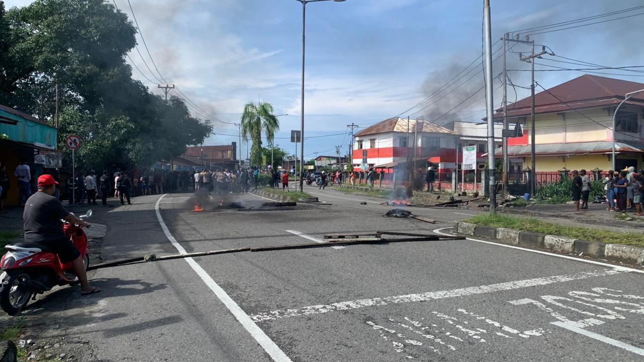 Aksi palang jalan di jalan di Jalan Ahmad Yani Timika depan lorong Koperapoka, Distrik Mimika Baru, Mimika, Papua Tengah, dekat tempat pembuangan sampah, Rabu (28/1/2026).