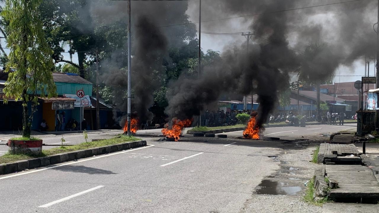 Aksi palang jalan di jalan di Jalan Ahmad Yani Timika depan lorong Koperapoka, Distrik Mimika Baru, Mimika, Papua Tengah, dekat tempat pembuangan sampah, Rabu (28/1/2026).