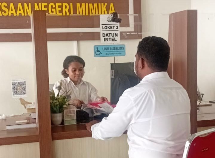 Penyerahan berkas perkara oleh personel Unit Reskrim Polsek Mimika Timur kepada Kejaksaan Negeri Mimika. (Foto: Istimewa).