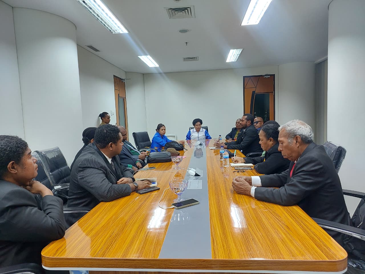 Ketua MRP Nerlince Wamuar saat rapat bersama tim yang akan turun ke Biak menyelesaikan masalah hak ulayat pembangunan Batalyon 858 di Biak, rapat berlangsung di Kantor MRP, Selasa (27/1/2026).