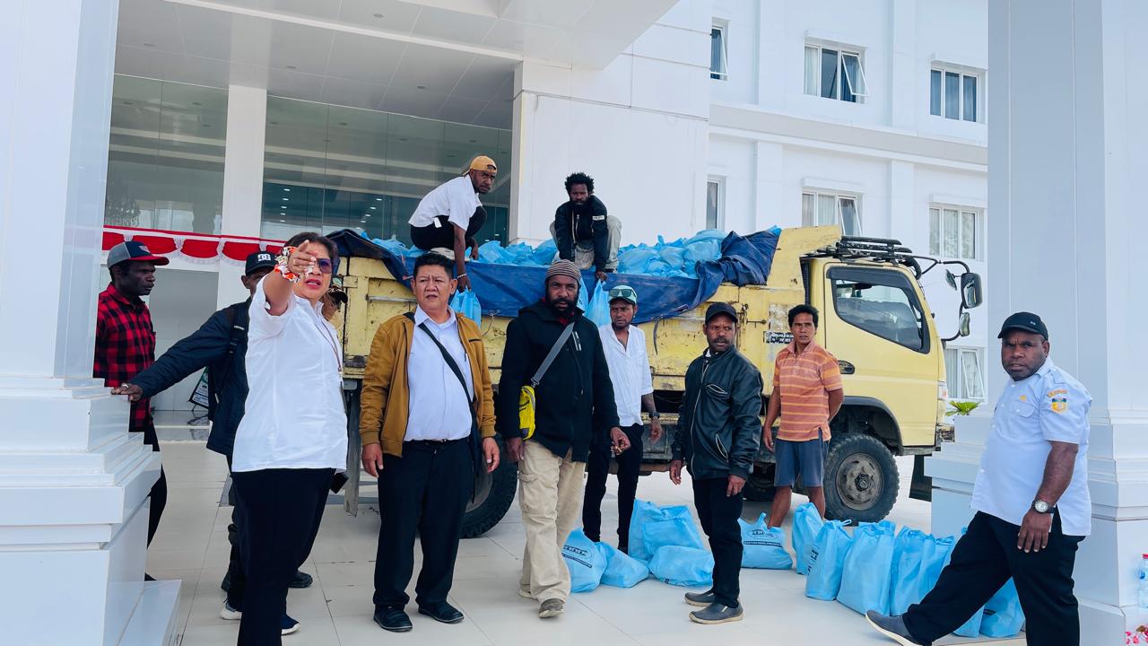 Petugas dari Disnakerindag Jayawijaya saat menurunkan 1000 paket sembako dari Wapres RI Gibran Rakabuming Raka di Halaman Kantor Bupati Jayawijaya. Rabu (28/1/2026).