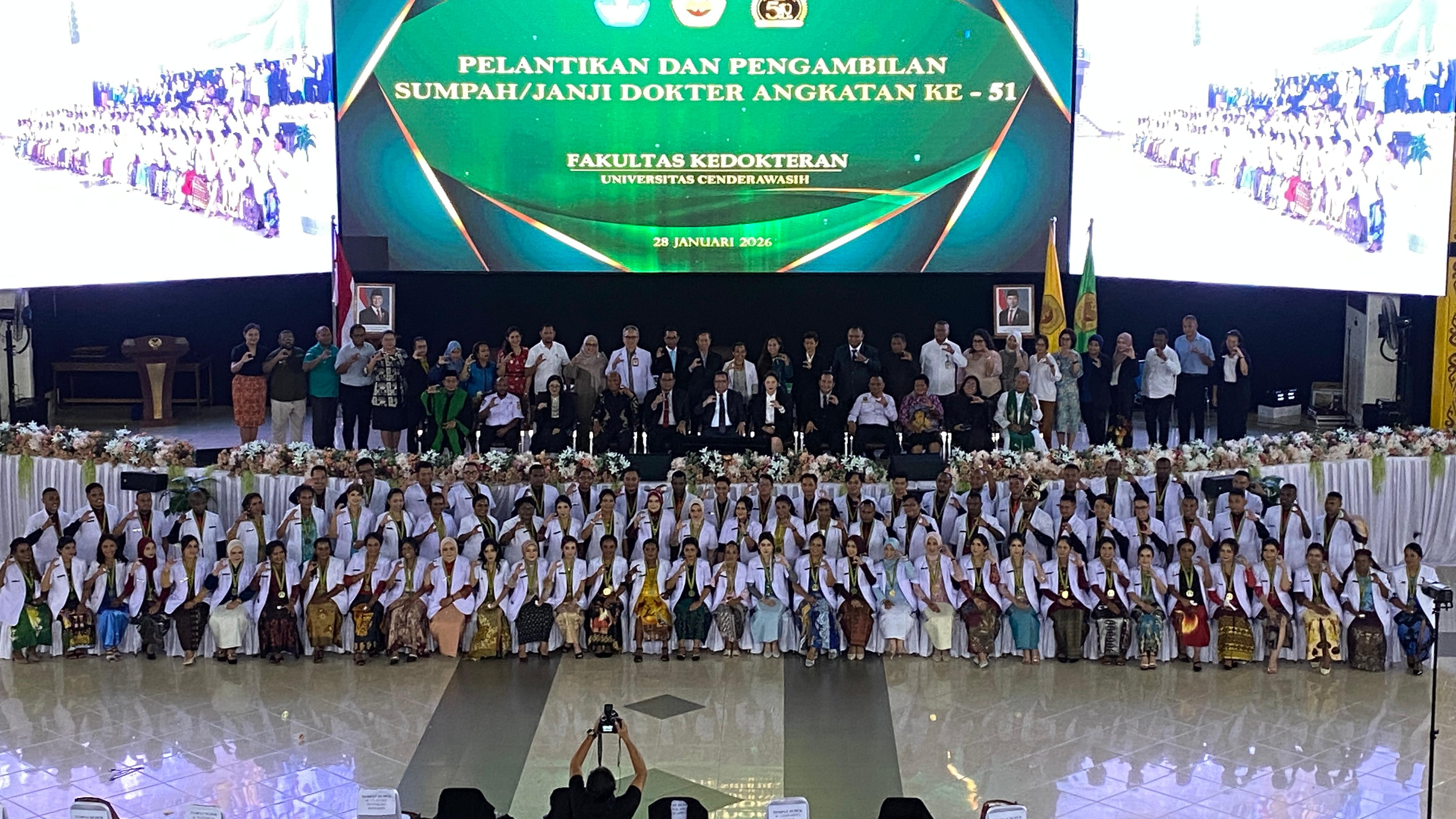 Puluhan dokter yang baru mengambil sumpah saat foto bersama dengan para dosen di auditorium Uncen, Rabu (28/1/2026).