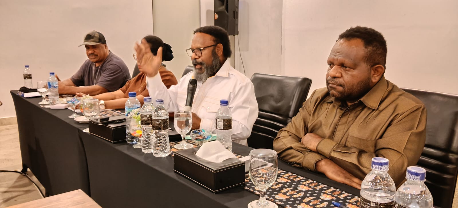 Rakor dipimpin langsung Bupati Tolikara Willem Wandik bersama Sekda Yosua Noak Douw, para Asisten Setda, Staf Ahli, serta pimpinan OPD di lingkungan Pemkab Tolikara.