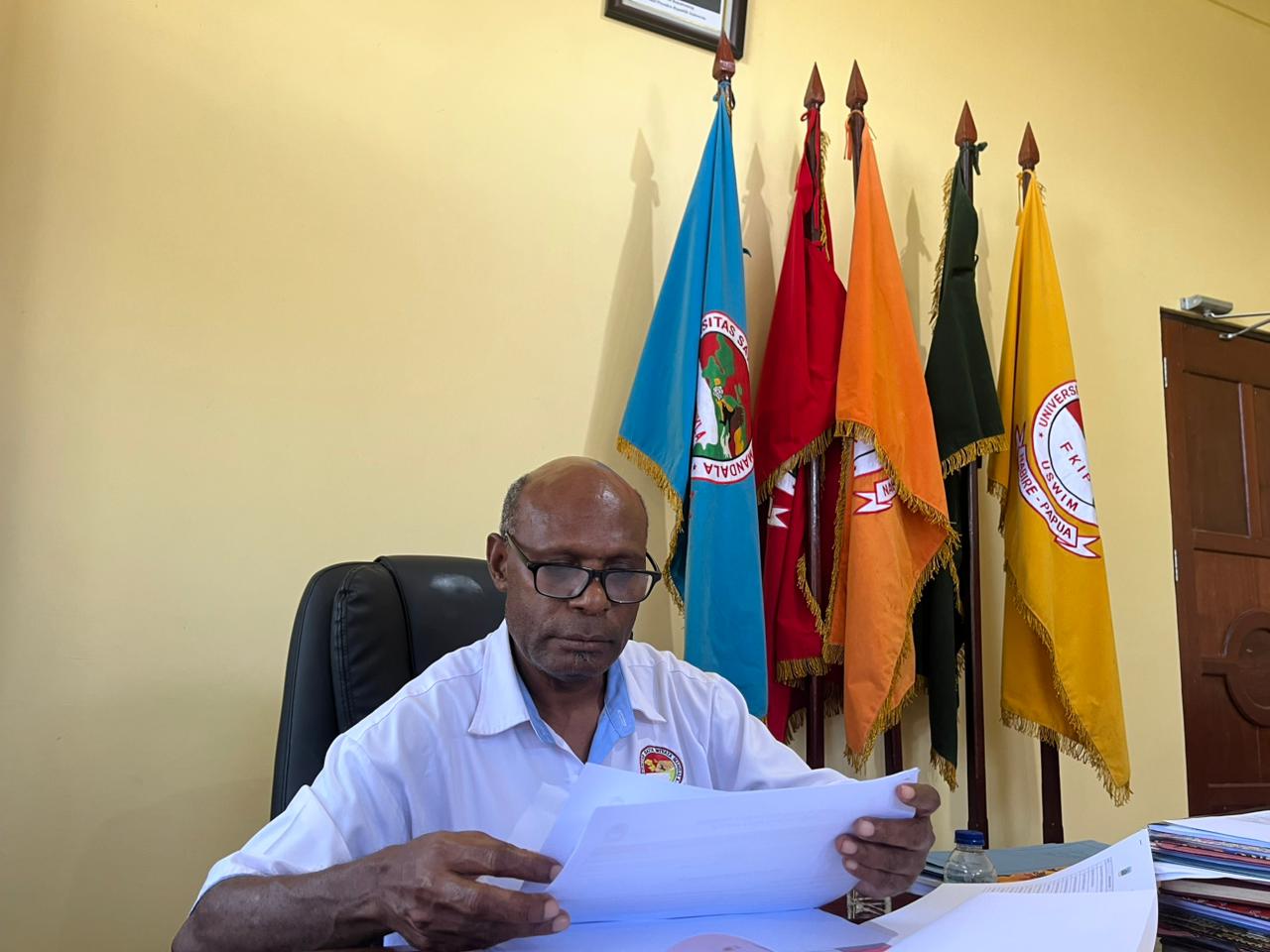 Rektor Uswim Nabire, Dr. Petrus Tekege, SH., MH saat diwawancarai di ruang kerjanya. (CEPOSONLINE.COM/THERESIA F. TEKEGE).