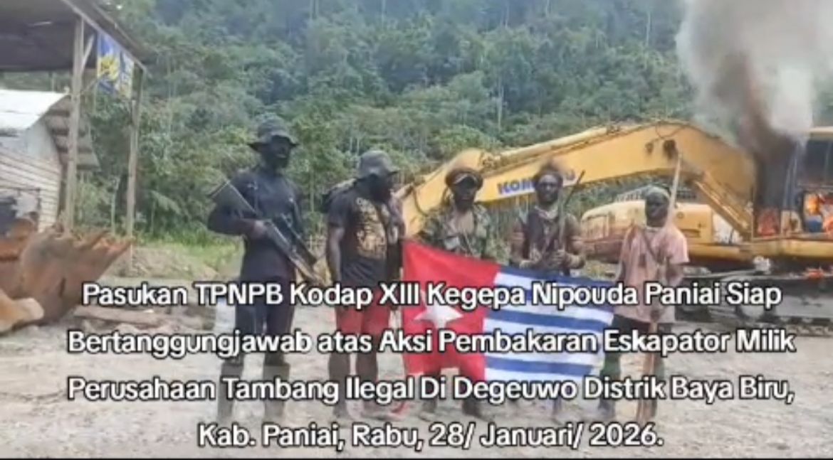 TPNPB Kodap XIII Kegepa Nipouda Paniai berfoto dengan latar membakar ekskavator. (CEPOSONLINE.COM/tangkapan layar).