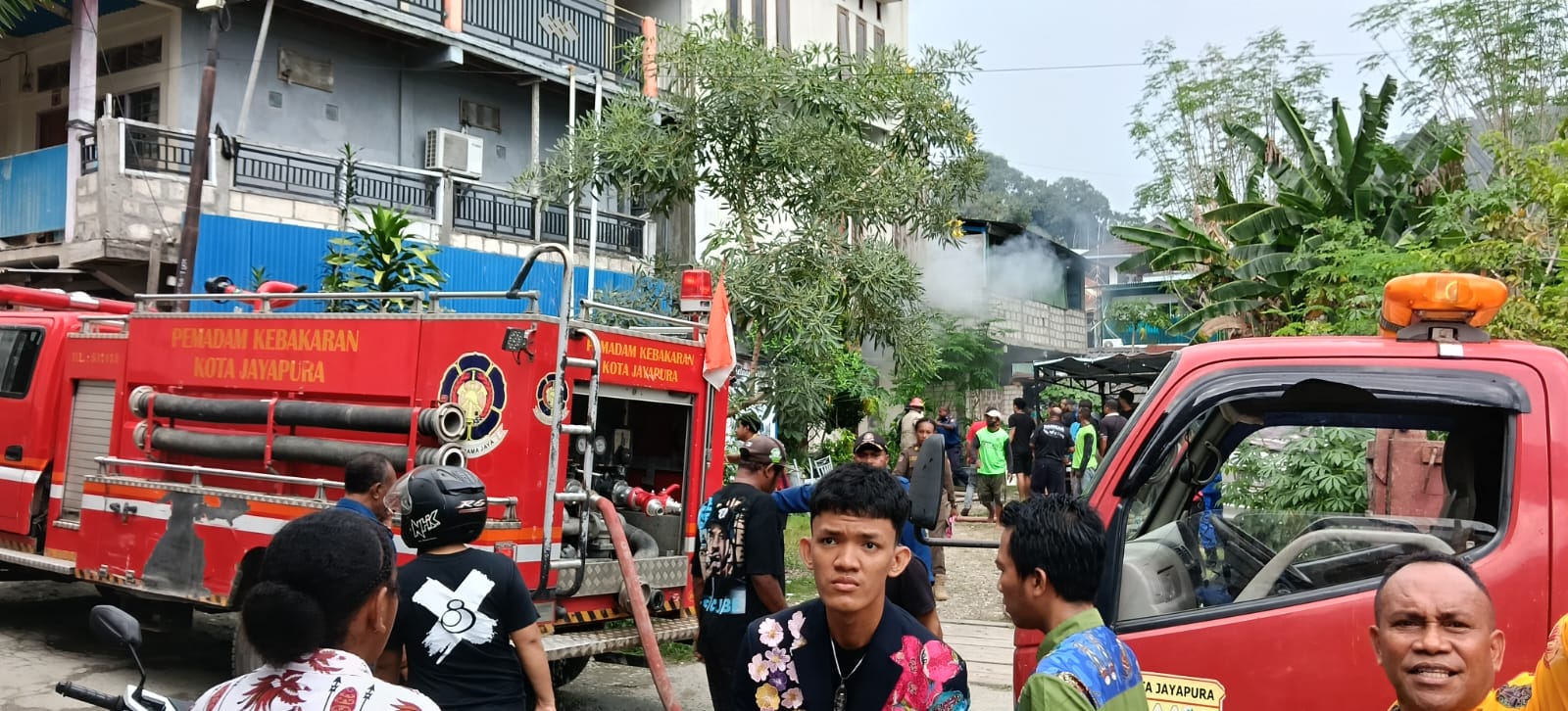 Mobil Damkar langsung dikerahkan ke lokasi kebakaran di Jalan Beringin, jalan masuk SMAN 4 Jayapura, Entrop. Api dipadamkan selama sejak sehingga tidak berdampak pada rumah-rumah di sekitarnya.