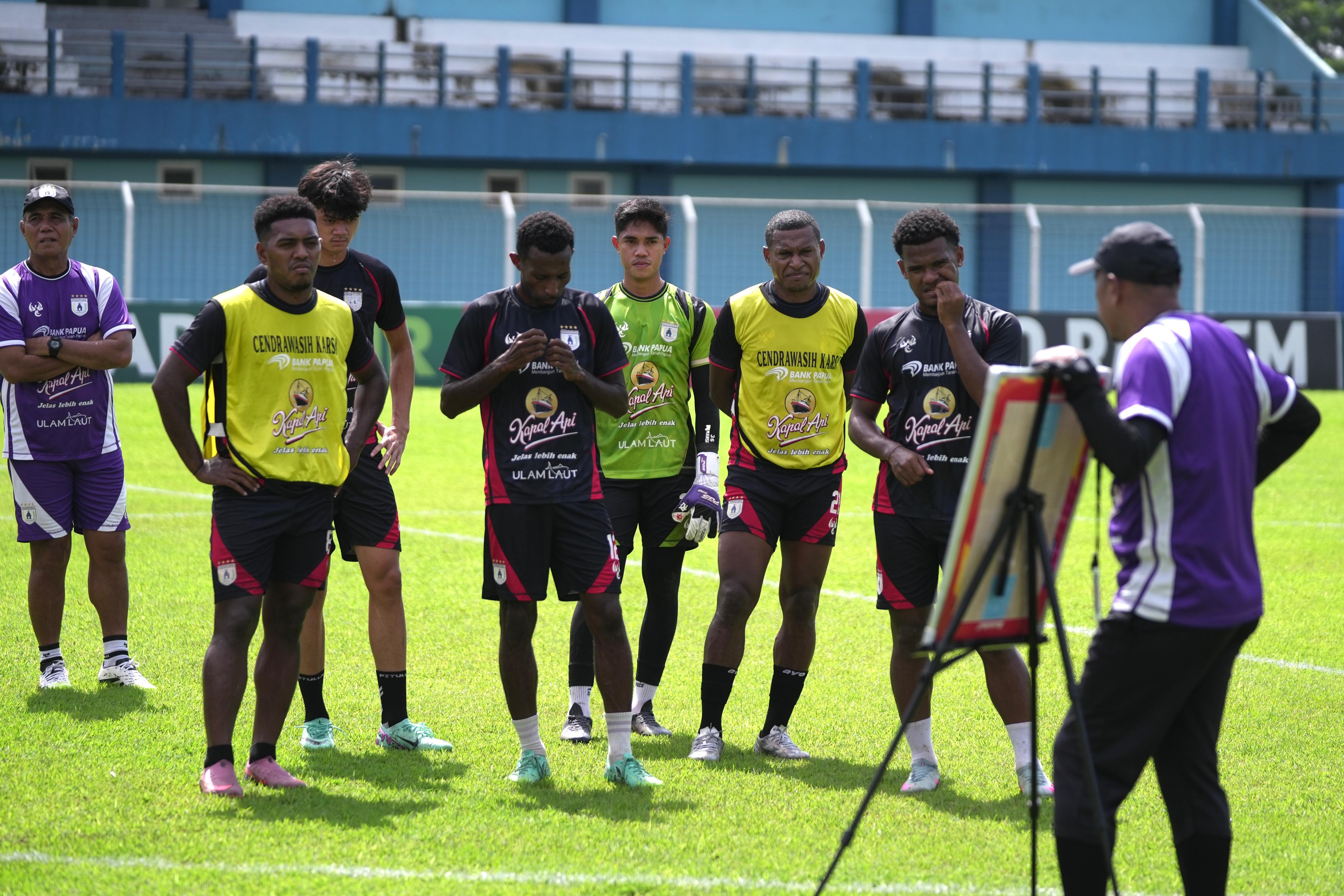 Pelatih Persipura, Rahmad Darmawan saat memberikan arahan kepada pemain pada sesi uji coba lapangan di Stadion Wergu Wetan, Kabupaten Kudus, Jawa Tengah, Kamis (29/1/2026). (CEPOSONLINE.COM/SYAIFUL)