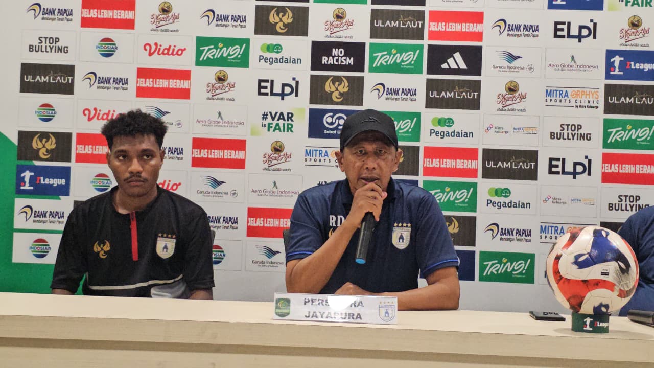 Markus Madjar saat mendampingi Rahmad Darmawan pada sesi perscom dengan wartawan usai laga kontra PSS Sleman di Stadion Lukas Enembe, Sabtu (24/1/2026). (CEPOSONLINE.COM/HANS PALEN)