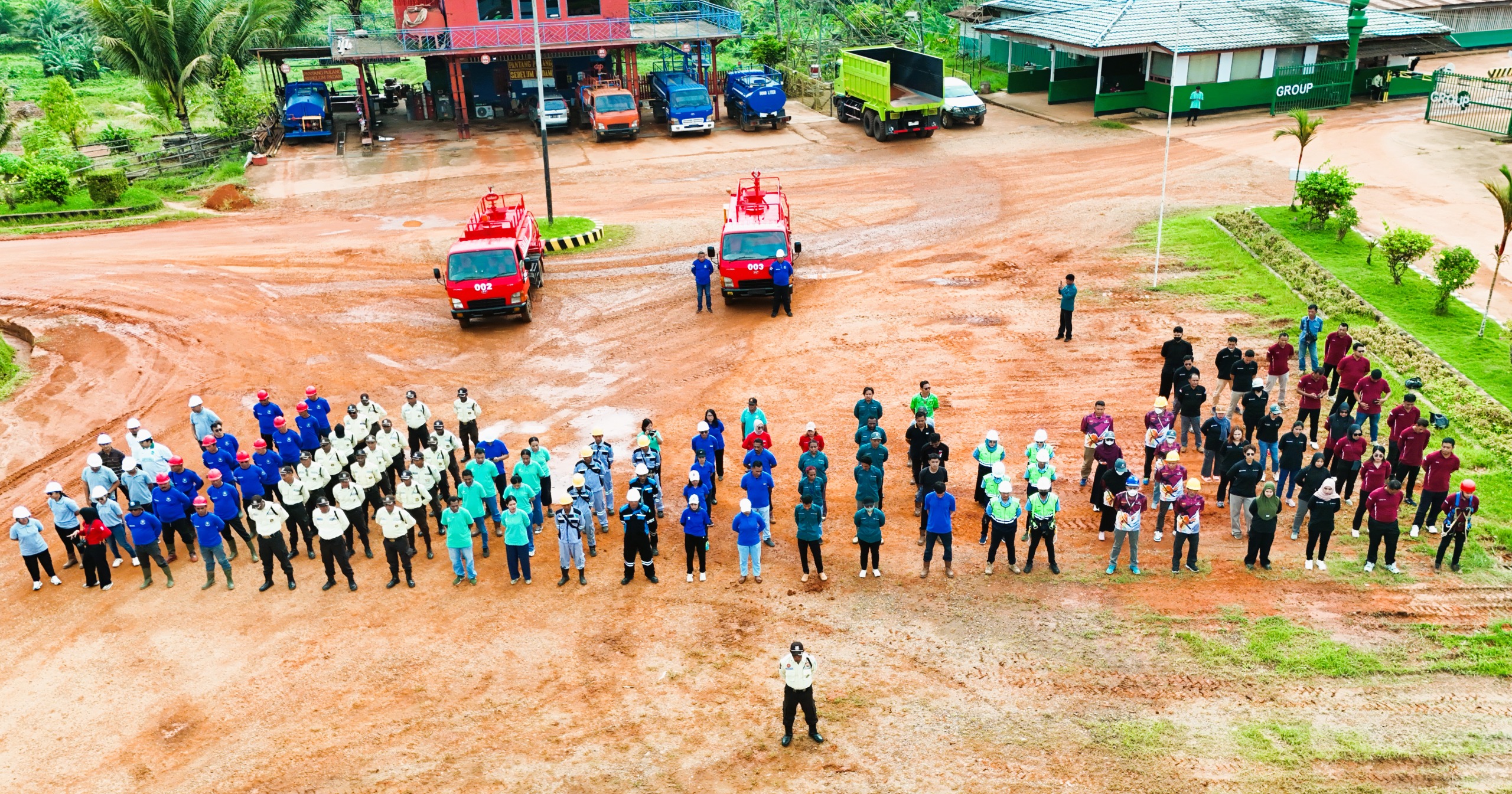 Karyawan TSE Group dan Korindo saat upacara memperingati bulan K3 Nasional tahun 2027. (TSE for Cepos)