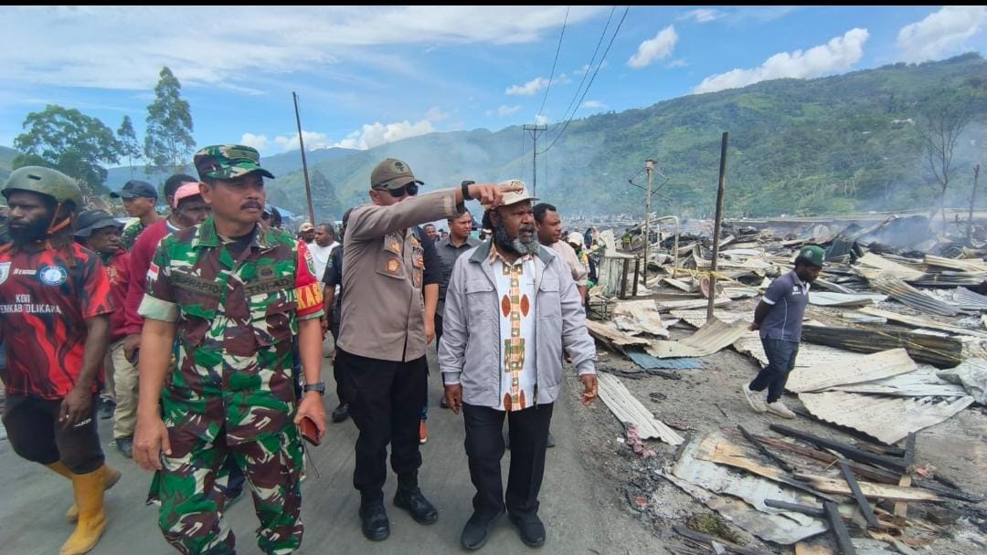 Bupati Tolikara Willem Wandik bersama sejumlah pejabat turun langsung meninjau lokasi kebakaran di kawasan Giling Batu, Distrik Karubaga, ibu kota Kabupaten Tolikara, Kamis (29/1/2026).