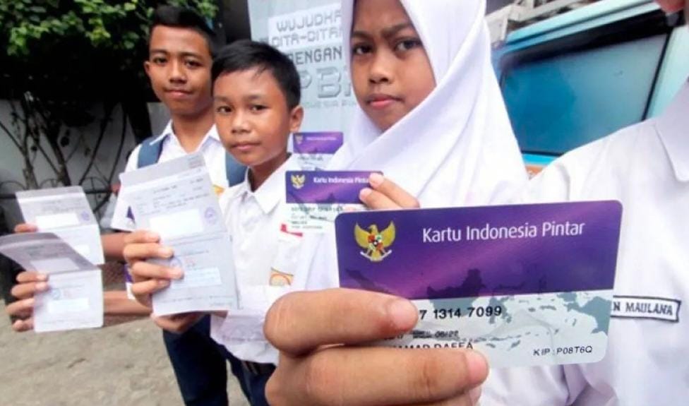 Sejumlah siswa menunjukan Kartu Indonesia Pintar (KIP) beserta buku rekening tabungan BRI dalam sosialisasi dan percepatan pencairan dana Program Indonesia Pintar (PIP) di SMP Negeri 4, Kota Bogor.