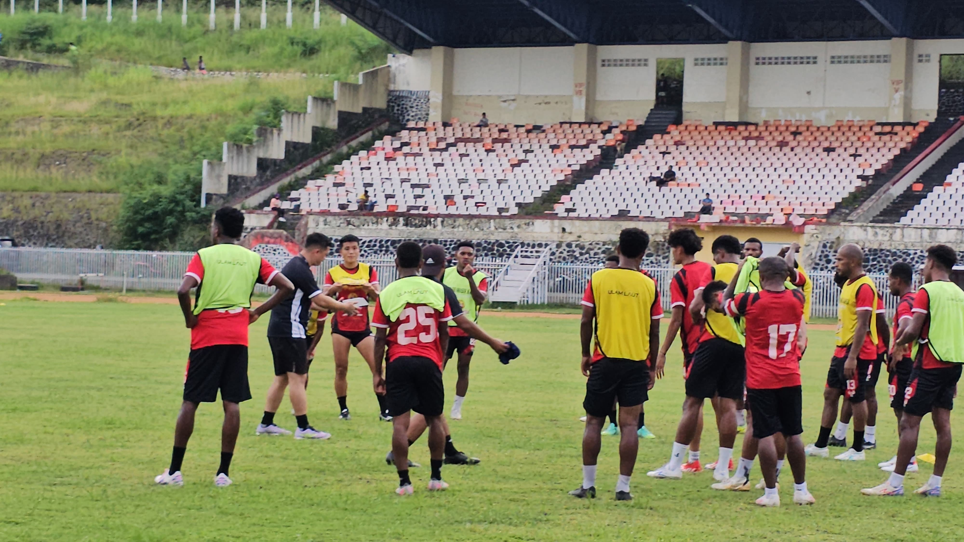 Skuad Persipura ketika menjalani latihan di Stadion Mandala Jayapura belum lama ini. (CEPOSONLINE.COM/HANS PALEN).