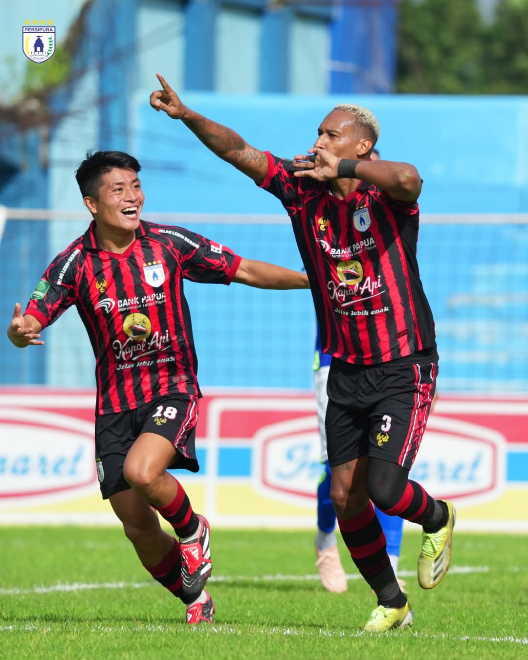 Artur Vieira saat mencetak gol.(Instagram: @persipura1963)