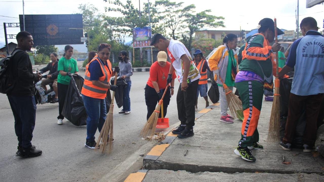 Caption:Jalan santai yang dikolaborasikan dengan aksi bersih -bersih Kota Wamena yang dilakukan Klasis GKI Baliem Yalimo dan Pemkab Jayawijaya di sepanjang jalan Trikora Wamena. Jumat (30/1/2026)
