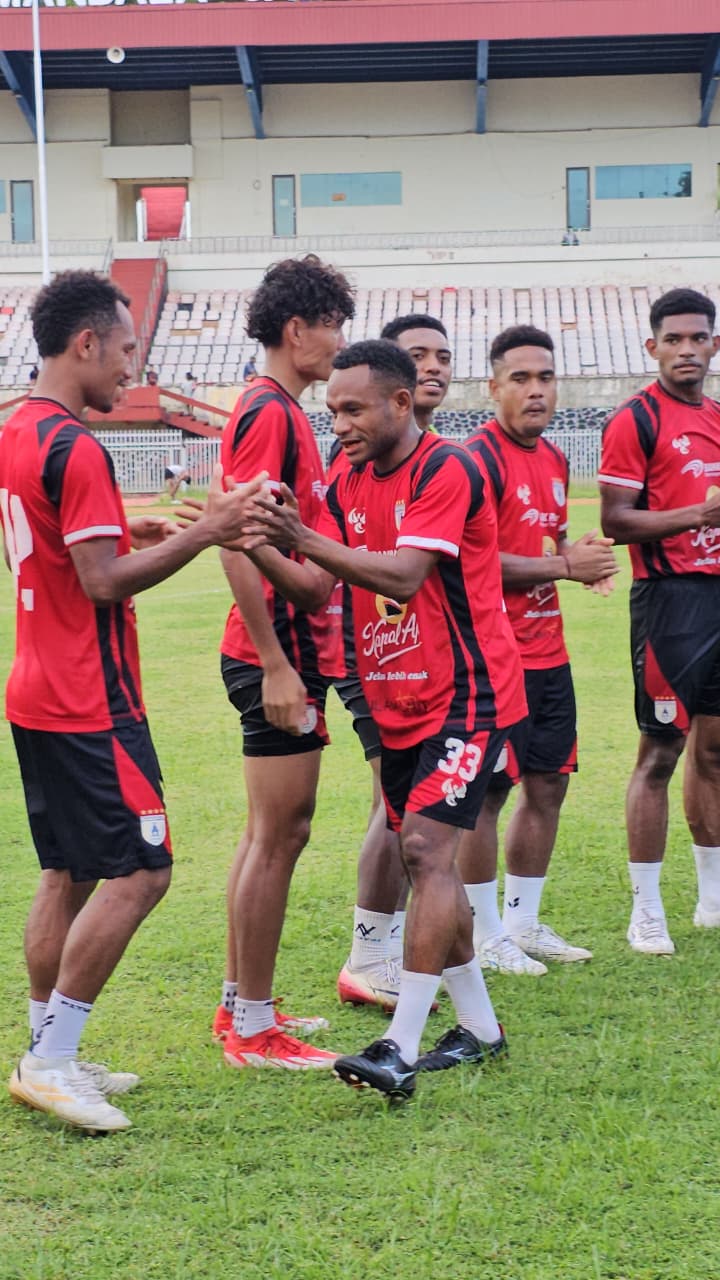 Gunansar Mandowen saat bersalaman dengan pemain Persipura disela latihan di Stadion Mandala belum lama ini. (CEPOSONLINE.COM/HANS PALEN)