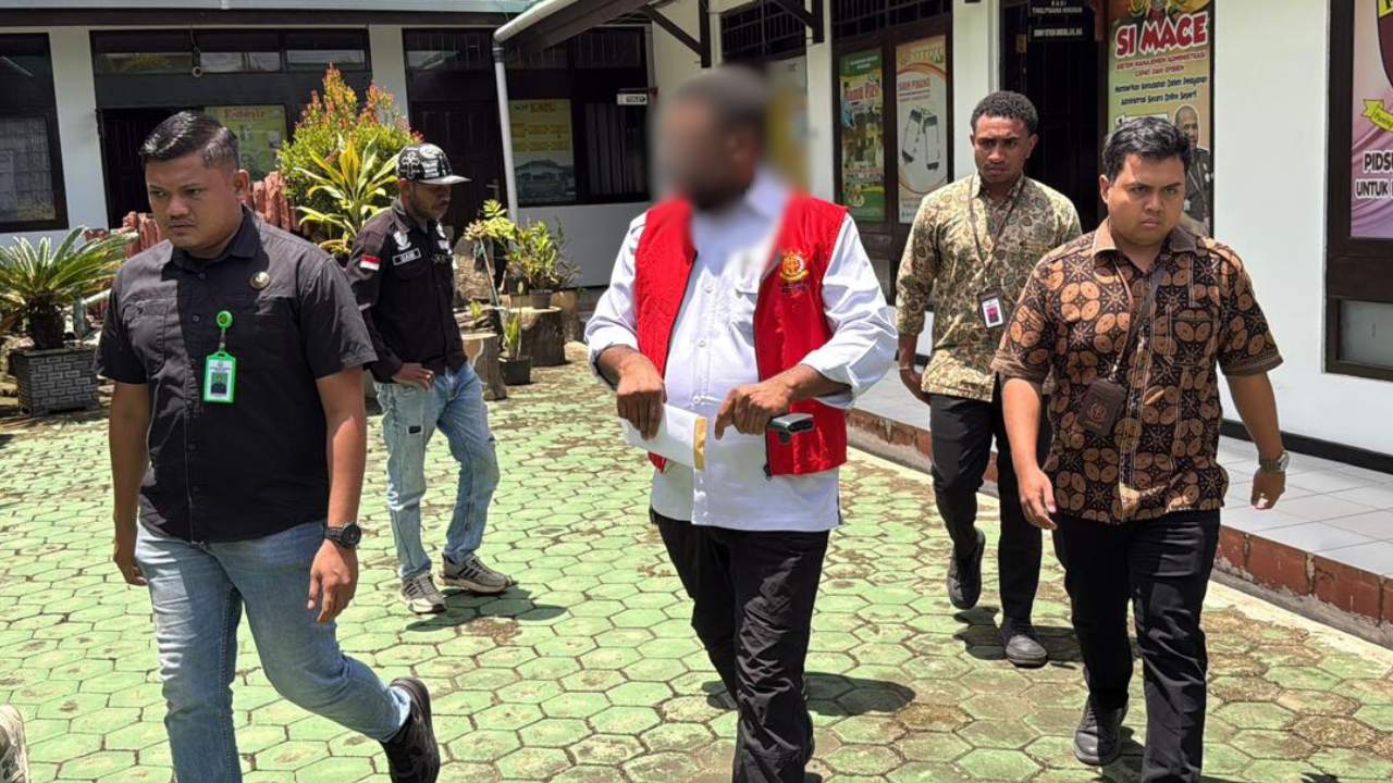 Kejaksaan Negeri Merauke saat melakukan penahanan terhadap tersangka RPM, Jumat (30/1/2026).  (Ceposonline.com/Istimewa).