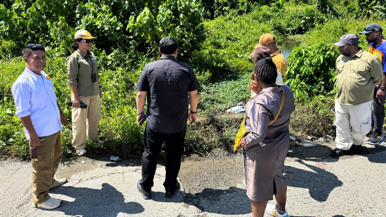 Kepala Distrik Wania Merlyn Temorubun ( dua dari kiri) bersama Anggota Komisi II DPRK Mimika saat meninjau salah satu lokasi yang dikeluhkan masyarakat di Distrik Wania, Jumat 30 Januari 2026.