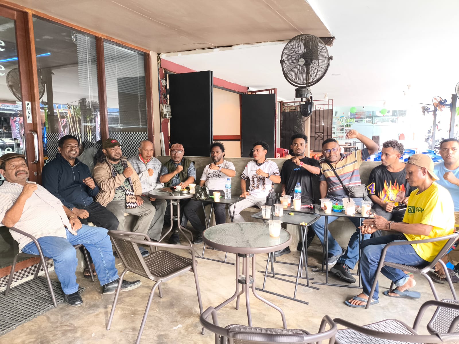 Tokoh pemuda dan tokoh masyarakat dari Saireri saat memberikan pernyataan terkait aspirasi pemekaran lahirnya Provinsi Papua Utara di Abepura, Sabtu (31/1/2026). (Gamel-Cepos)