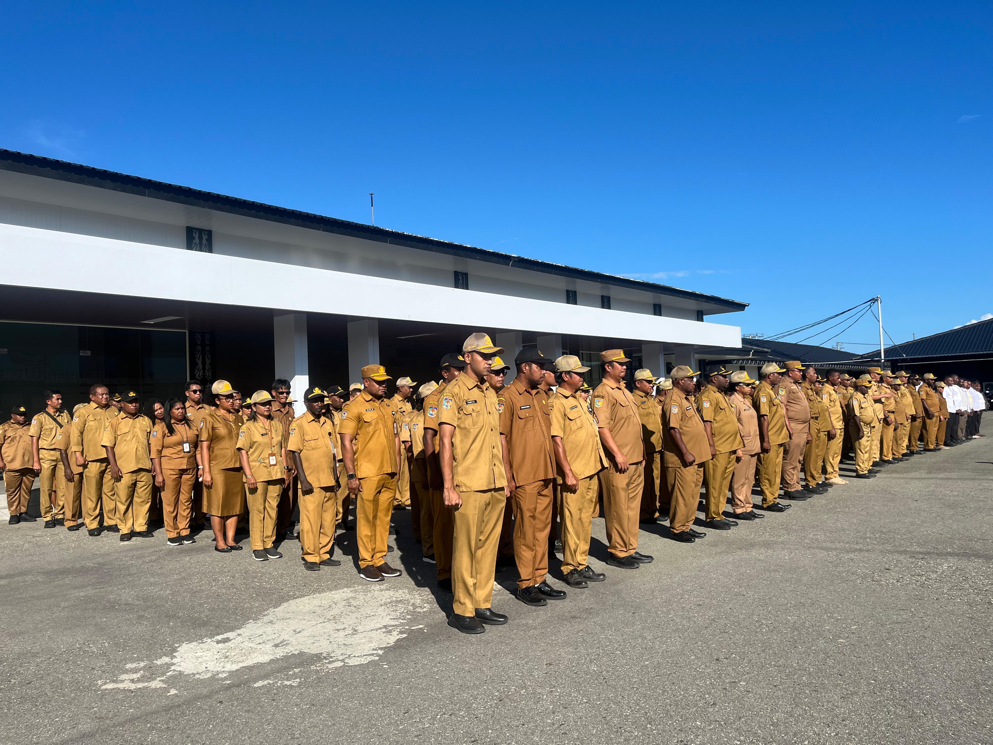 ASN Papua Tengah saat mengikuti Apel Pagi di halaman kantor Gubernur Papua Tengah. (CEPOSONLINE.COM/ISTIMEWA)