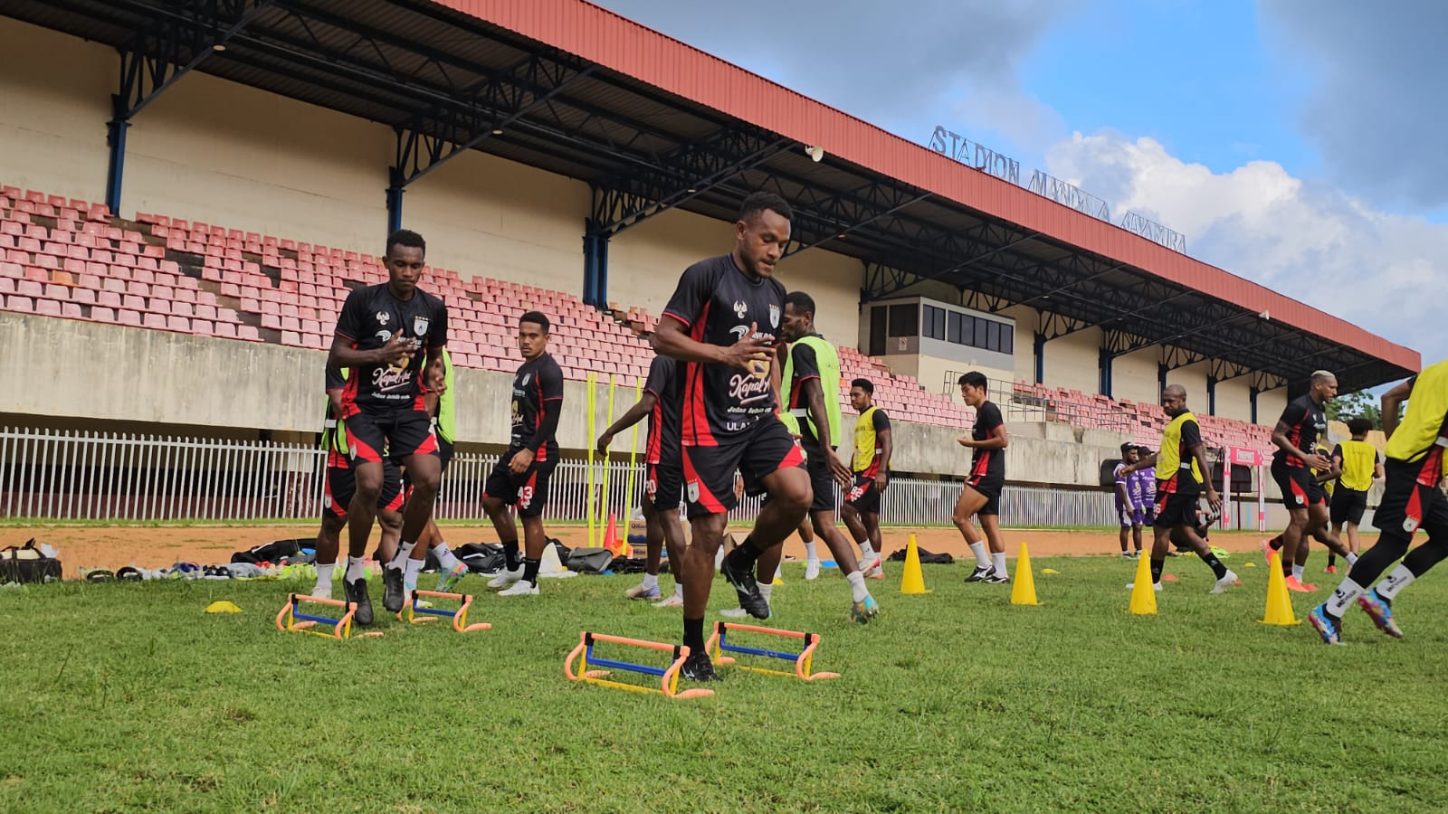 Skuad Mutiara Hitam saat menjalani latihan di Stadion Mandala Jayapura belum lama ini. (CEPOSONLINE.COM/HANS PALEN).