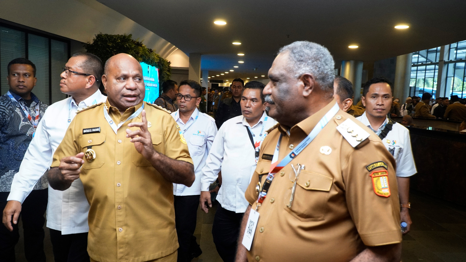 Wali Kota Jayapura, Abisai Rollo bersama Gubernur Papua, Matius Fakiri saat berada di Rakornas 2026 bersama Presiden Prabowo di Kabupaten Bogor, Senin (2/2/2026). (CEPOSONLINE.COM/HUMAS PEMKOT).