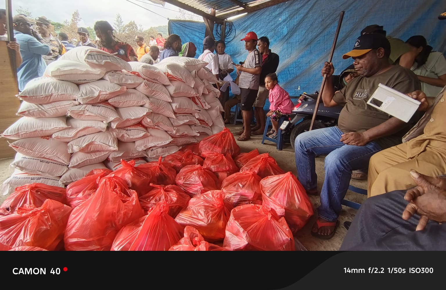 Bantuan tanggap darurat yang diberikan Pemkab Tolikara bagi warga kebakaran di Batu Giling, Karubaga, Senin (2/2/2026).(Ceposonline.com/Dosmkomdigi Tolikara)
