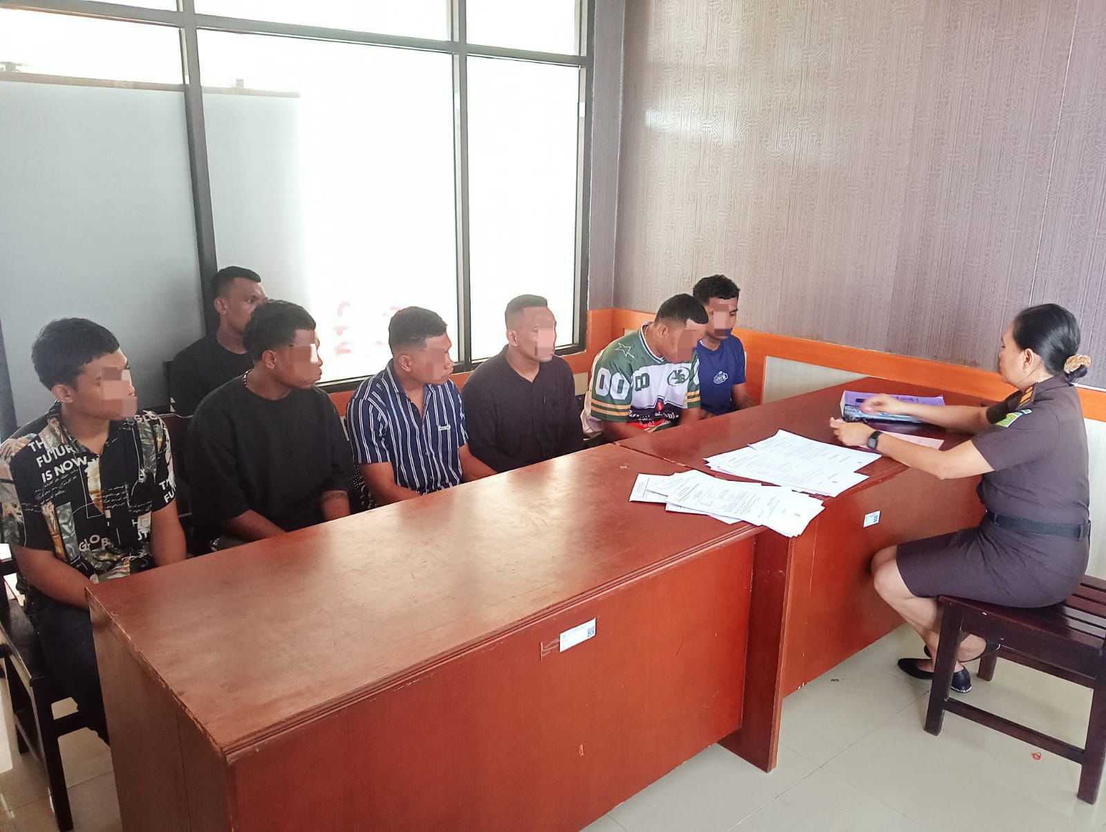 Proses penyerahan tersangka ke Kejaksaan Negeri Mimika, Senin (2/2/2026). (Foto: Istimewa).