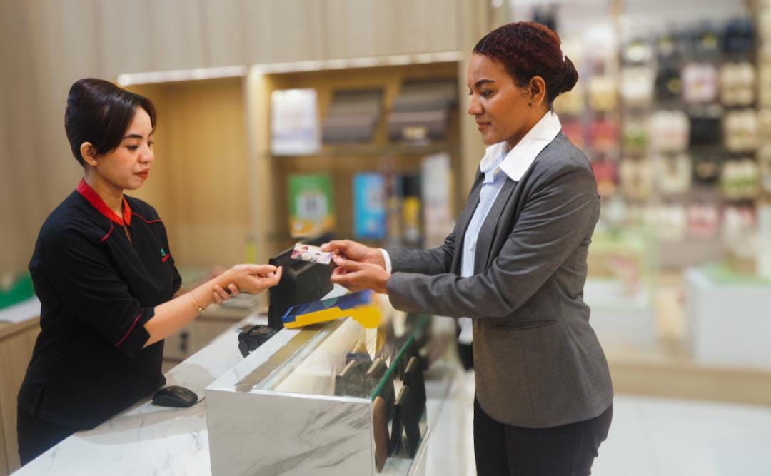 Proses transaksi menggunakan kartu ATM Bank Mandiri ke mesin EDC Bank Mandiri di Mall Jayapura , Selasa (3/2/2026).