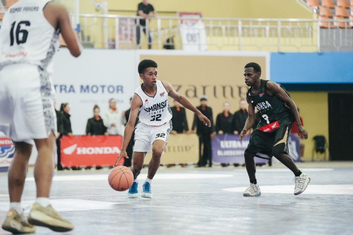 Pemain SMAN 1 Mimika melawan SMAN 1 Merauke di laga pembuka Honda DBL with Kopi Good Day 2025-2026 Papua, pada Senin, (2/2/2026). (CEPOSONLINE.COM/Dok DBL).
