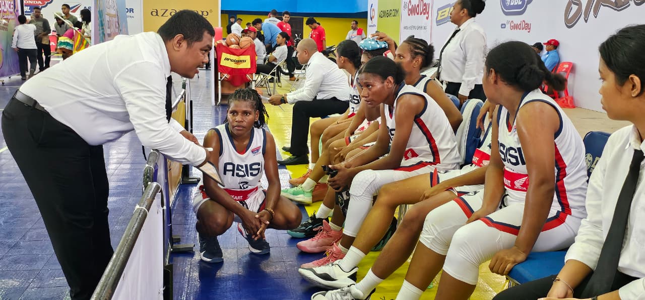 Para pemain SMA Asisi Sentani saat mendapat arahan dari pelatih disela-sela time out. (CEPOSONLINE.COM/HANS PALEN).