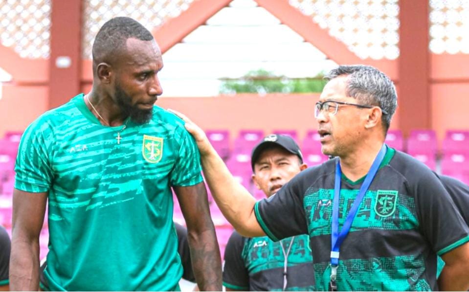 Yohanes Kandaimu bersama Aji Santoso saat latihan di Lapangan Thor, Kamis (11/5)/Foto:Official Persebaya