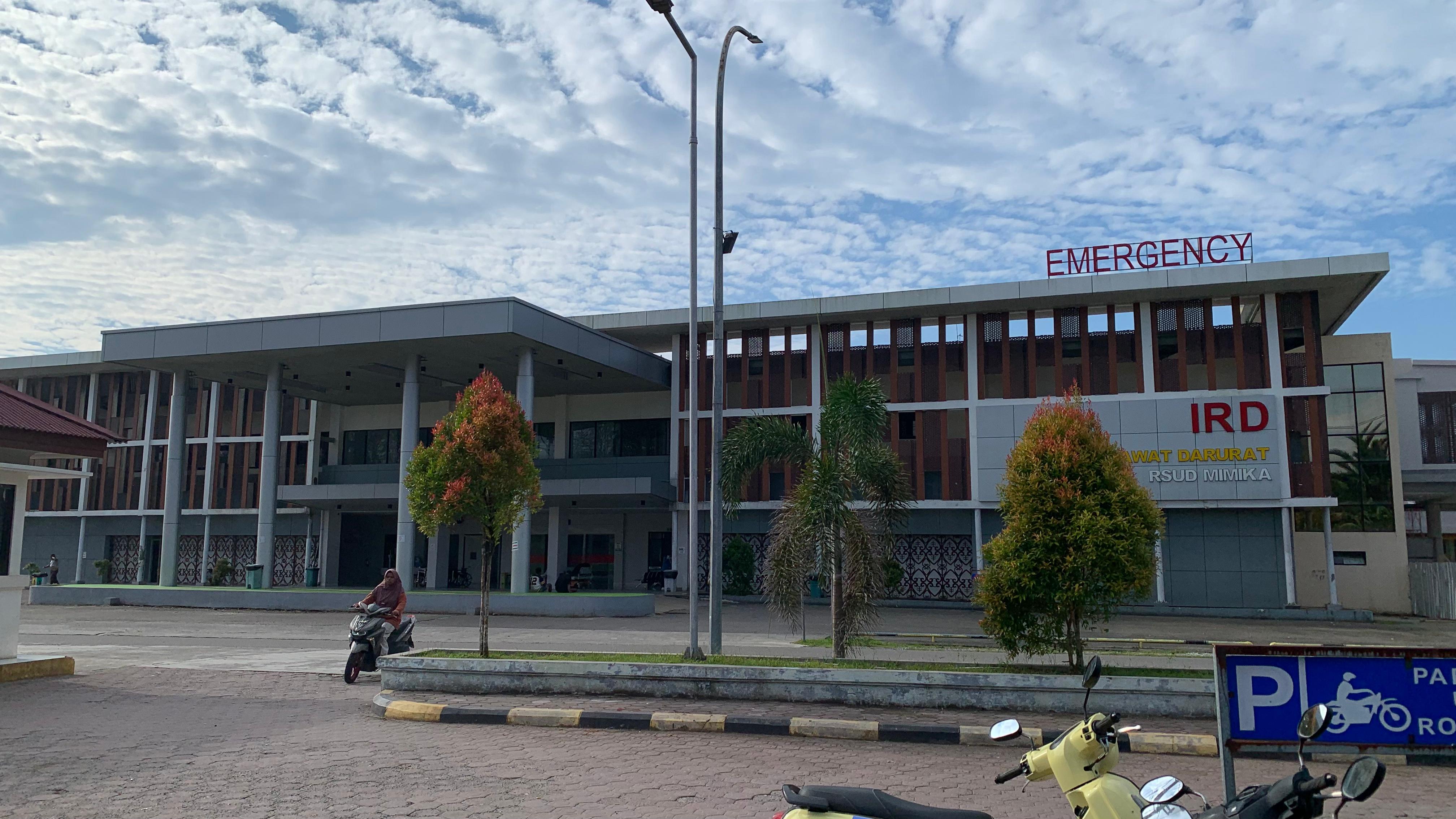 Tampak depan gedung IRD RSUD Mimika. (Foto: CEPOSONLINE.COM/MOH. WAHYU WELERUBUN).
